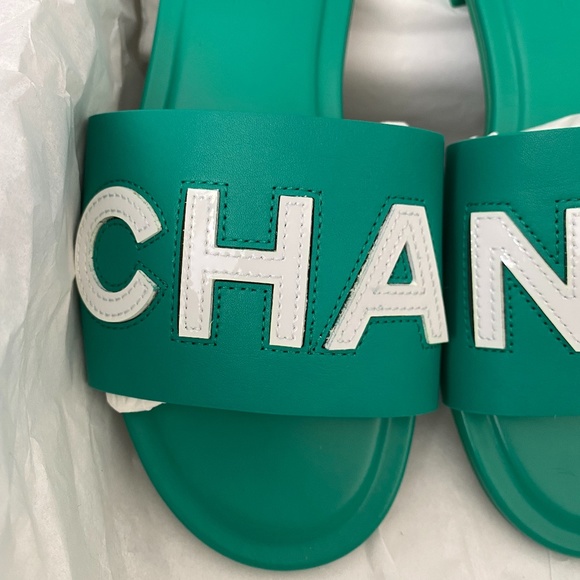 2023 CHANEL CHA NEL LOGO GREEN LEATHER FLAT SHOES SLIDES MULES 38 - Picture 3 of 15